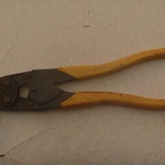圧着工具（20）