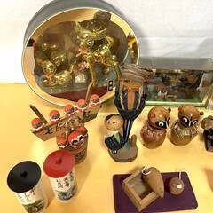 【R213】 郷土玩具/工芸品/お土産/置物/バンビ/赤べこ/こけし/狸/わら靴/夫婦湯呑/ガラス製小鳥/キューピーなど/まとめ売りの画像