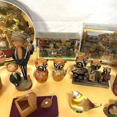 【R213】 郷土玩具/工芸品/お土産/置物/バンビ/赤べこ/こけし/狸/わら靴/夫婦湯呑/ガラス製小鳥/キューピーなど/まとめ売りの画像