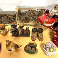 【R213】 郷土玩具/工芸品/お土産/置物/バンビ/赤べこ/こけし/狸/わら靴/夫婦湯呑/ガラス製小鳥/キューピーなど/まとめ売りの画像
