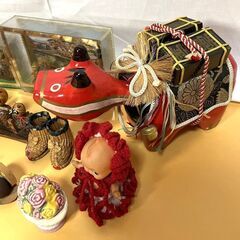 【R213】 郷土玩具/工芸品/お土産/置物/バンビ/赤べこ/こけし/狸/わら靴/夫婦湯呑/ガラス製小鳥/キューピーなど/まとめ売りの画像