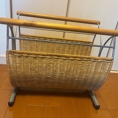 唐でできたマガジンラック