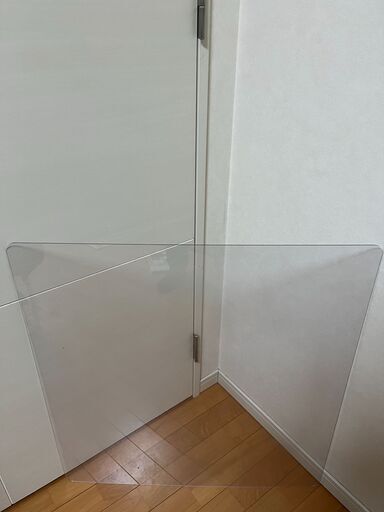 冷蔵庫の下に敷くと床が傷つきません。