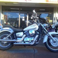 NO.5265　ヤマハ　ドラッグスター２５０　空冷４サイクルＶツインエンジン　スラッシュカットマフラー　ホワイト　の画像