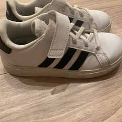 adidas キッズスニーカー の画像