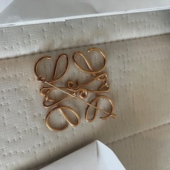 LOEWE ブローチ