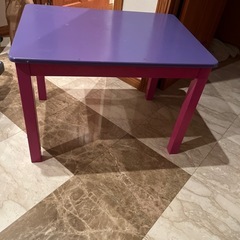 子供用テーブルの画像