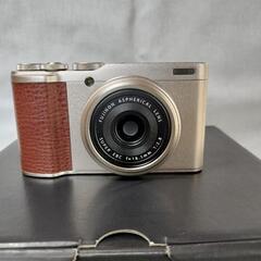 富士フイルム プレミアムコンパクトデジタルカメラ XF10  シャンパンゴールドの画像