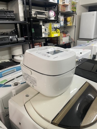 配送可能　保証付き 2023年製東芝 TOSHIBA 真空圧力IHジャー炊飯器 炎匠炊き 鍛造かまど銅釜 5.5合炊き ホワイト RC