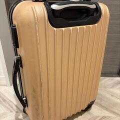 キャリーケース　タイヤ1つ欠陥