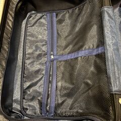 キャリーケース　タイヤ1つ欠陥の画像