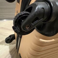 キャリーケース　タイヤ1つ欠陥の画像