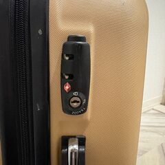 キャリーケース　タイヤ1つ欠陥の画像