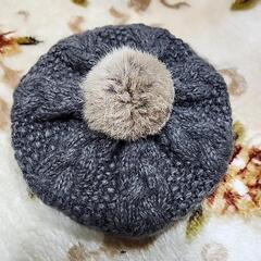 ラビットのボンボン付きニット帽