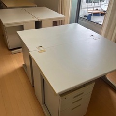 オフィス家具10点セット・会議テーブル、事務机、引き出し、ソファの画像
