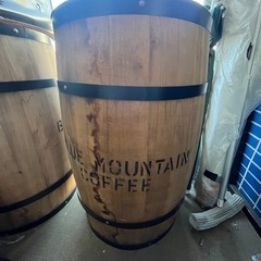 大型　樽　2個あります　手直しすれば味の出るのになりますよ