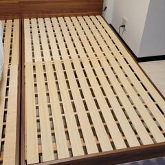 ベッドフレーム　ツイン　シングル2台　すのこベッド　コンセント有