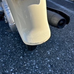 前と後ろに小さい傷あり、ミラーに擦り傷あり、ハンドル左部分に擦り傷ありの画像