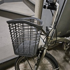 カゴ付き折りたたみ自転車の画像