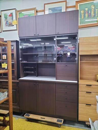 ●大容量 大型キッチンボード　幅135 高さ228 収納力の備わった食器棚 収納棚が多い