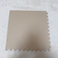 多摩センター 未使用 ニトリNITORI Nパズルマット  (ムジ5 BE )ベージュ１枚ホワイト２枚 
の画像