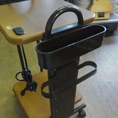 セール中につき、通常特価2,398円より半額の1,199円!　【27】サイドワゴン　サイドテーブル　家電ラック　電源付き　キャスター付きワゴン　収納　　の画像