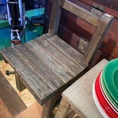 レトロな木の椅子