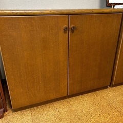 扉付きキャビネット
