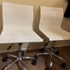 オフィス　回る椅子　タイヤ付き　白