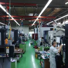 〈有限会社坂本鉄工〉【精密電子機器部品製作】賞与あり（前年度実績3.8ヶ月分）/ほぼ土日休み/定時退社推奨/マシニングセンタ経験者を大募集！の画像