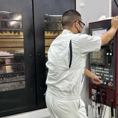 〈有限会社坂本鉄工〉【精密電子機器部品製作】賞与あり（前年度実績3.8ヶ月分）/ほぼ土日休み/定時退社推奨/マシニングセンタ経験者を大募集！の画像