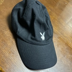 PLAYBOYの黒キャップ