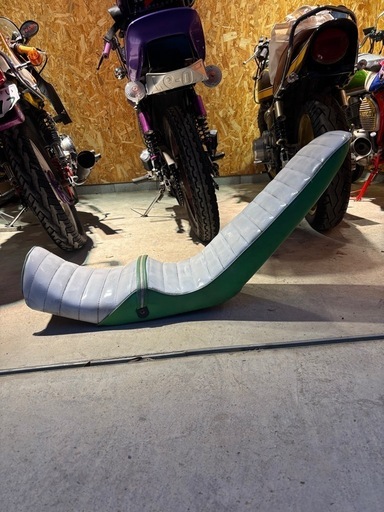 xjr400 3段シート50cm〜55cm 金具補強アリ‼️白緑 (y) 柏たなか