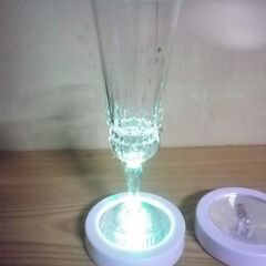 光るコースター 4個まとめて 電池式 LED グラス コップ ジョッキ コップ コースター レインボー ホワイト BAR クラブ スナック 飲食店 店舗の画像
