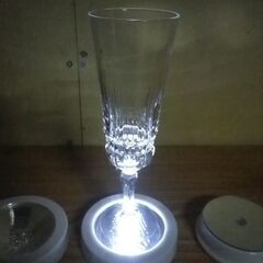 光るコースター 4個まとめて 電池式 LED グラス コップ ジョッキ コップ コースター レインボー ホワイト BAR クラブ スナック 飲食店 店舗の画像