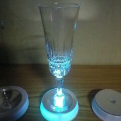 光るコースター 4個まとめて 電池式 LED グラス コップ ジョッキ コップ コースター レインボー ホワイト BAR クラブ スナック 飲食店 店舗の画像