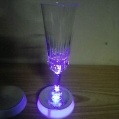 光るコースター 4個まとめて 電池式 LED グラス コップ ジョッキ コップ コースター レインボー ホワイト BAR クラブ スナック 飲食店 店舗の画像