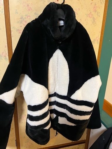 アディダスのファーコート