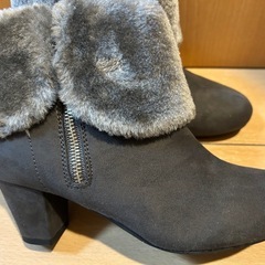 グレー スエード フェイクファー ブーツ
の画像