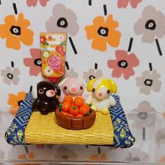 樹脂で作った小さな々わんちゃん３匹とミカン・畳・羽子板