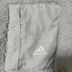 アディダスのフリースの画像