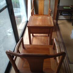 縁側　椅子２脚　座卓　の画像