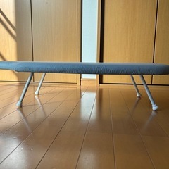アイロンとアイロン台の画像