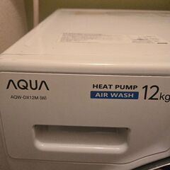 こちら1年半前に購入をいたしました。 一人暮らしで使っていたのでそんなに高頻度で回してはおりません。   コンパクトながら大容量12kgのドラム式洗濯乾燥機。「液体洗剤・柔軟剤自動投入機能」を搭載している。 「UVエアウォッシュ」を採用し、シワを伸ばせて除菌・消臭もできる。まっすぐドラムできれいに素早く仕上げる「洗濯標準コース29分」を搭載。 黄ばみを落とし、除菌もできる「お湯洗いモード」付き。乾燥方式はヒートポンプ乾燥を採用。 容量 洗濯・脱水 12kg / 乾燥 6kg 標準使用水量(定格) 洗濯～乾の画像