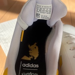 adidas ピカチュウコラボスニーカー 23.5の画像
