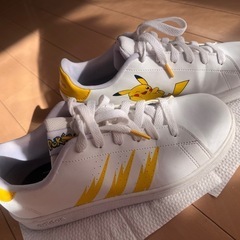 adidas ピカチュウコラボスニーカー 23.5の画像