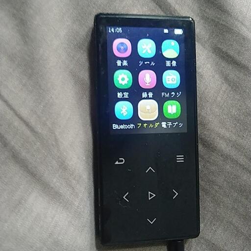 MP3プレーヤー、デバイス記憶、ＴＦ.SDカード含む最大128ギガ、トゥルーブース機能、内蔵スピーカー、画像、FMラジオ、等、多機能、音もいくつか、イコライザー機能付きで、断捨離にて出品致します。今回で最終値下げ致します。宜しくお願い致します。￥1.000円.値下げ理由（最近視聴中、落としてしまいました。イヤホンジャック、の接続が、上手く行かずワイヤレス）ジャンク扱い。！！！（トゥルーブース機能、内蔵スピーカー、）にて対応可能です。宜しくお願い致します