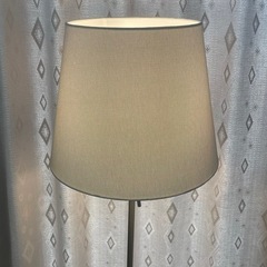 IKEA NYFORS フロアランプ（高さ調整可能／ニッケルメッキ・ホワイト）の画像