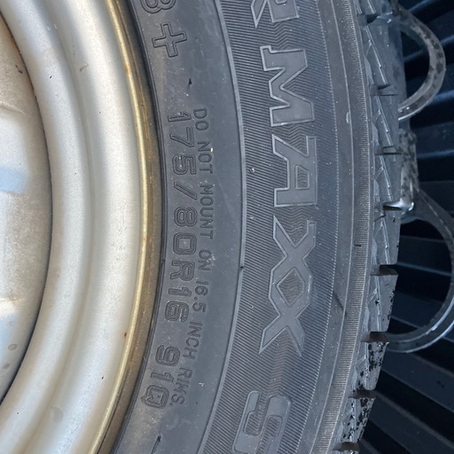スタッドレスタイヤ　　ジムニーなど　175/80R 16