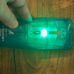 シンワ 下地センサー Home 電線探知 検出深度約19mm 壁裏の下地探しに　写真用に箱から出し撮影、電池はシールで絶縁。の画像